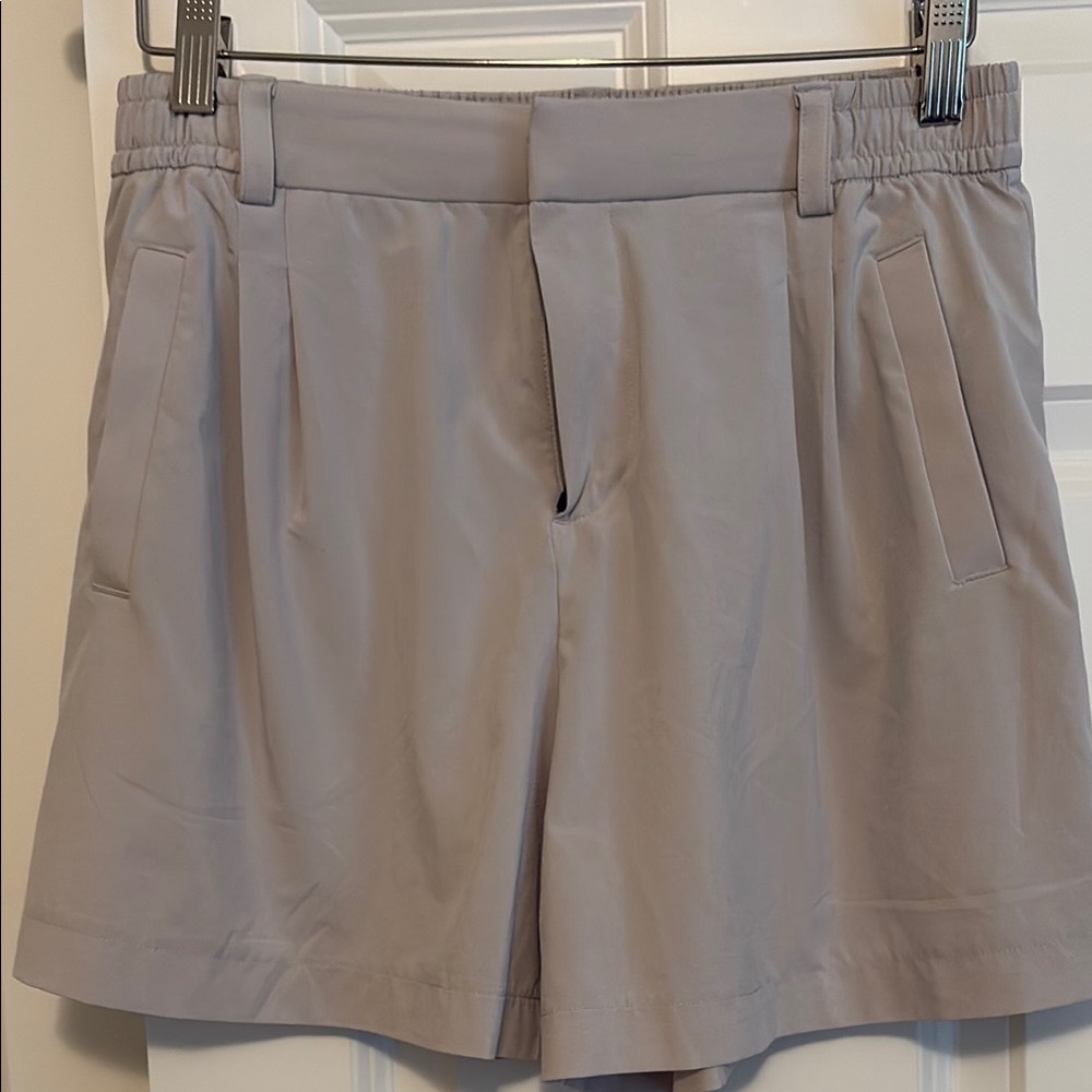 Vuori Villa 4” shorts in Mushroom